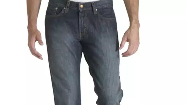 La popularidad de los jeans los ha llevado a estar en cualquier armario. El básico es el color azul oscuro y corte de pierna recta y tiro medio.