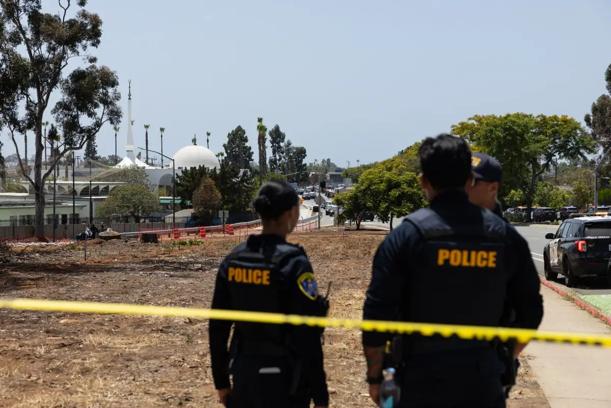 La policía responde a un aviso de un tirador activo en el Centro Islámico de San Diego, en San Diego, California, el 18 de mayo de 2026.