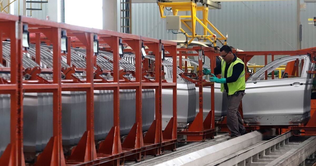 December car production falls 16.51% at an annual rate, according to Inegi