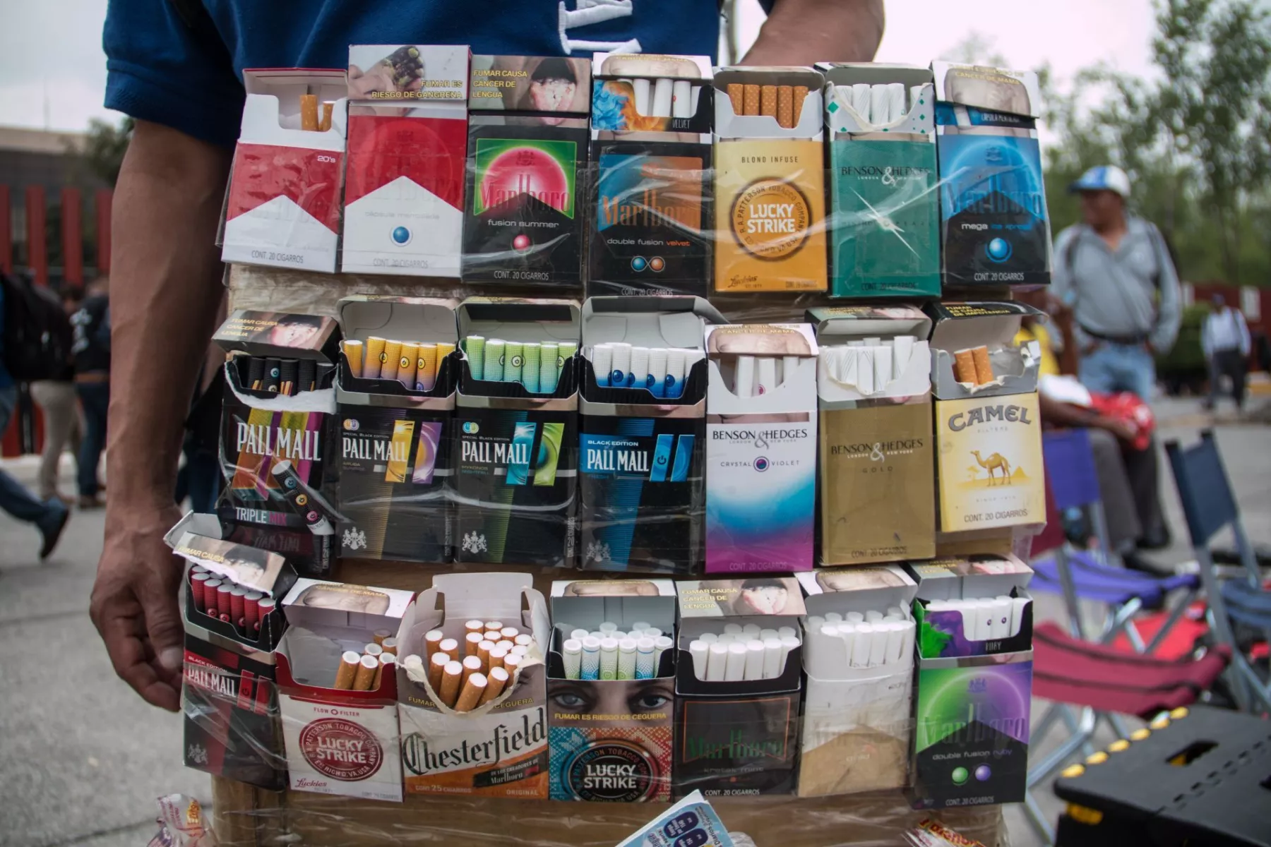 CIUDAD MÉXICO, 05ABRIL2019.- Según informe de la Comisión Federal para la Protección de Riesgos Sanitarios (Cofepris), Tabaco, nicotina y monóxido de carbono son los tres ingredientes que comúnmente se encuentran en las leyendas de los paquetes de cigarros. Pero en promedio las marcas de cigarros tienen 48 ingredientes y algunas más de 100, de acuerdo con información que empresas fabricantes e importadoras de productos de tabaco.
FOTO: ANDREA MURCIA /CUARTOSCURO.COM