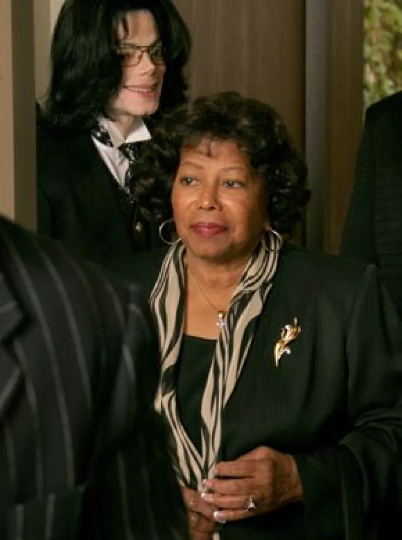 Katherine Jackson también busca tener el control sobre los bienes del Rey del Pop.