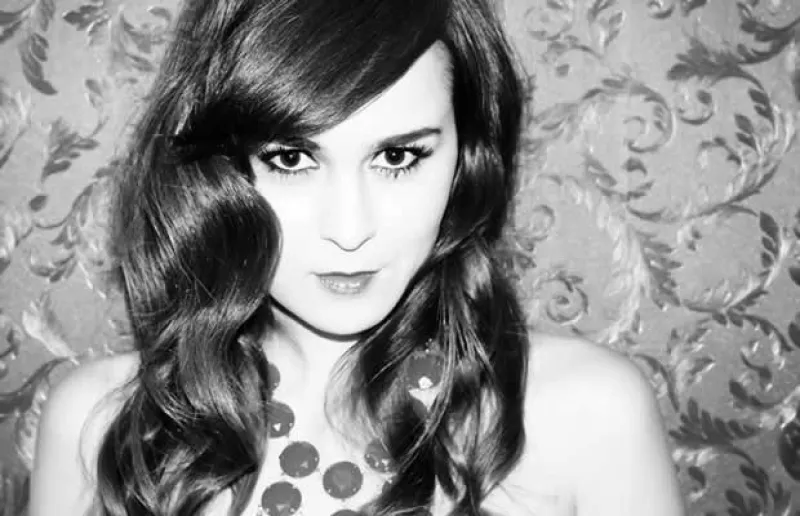 La famosa bloguera recorrerá varias ciudades conociendo los proyectos de los diseñadores que aspiran a ganar el importante concurso.