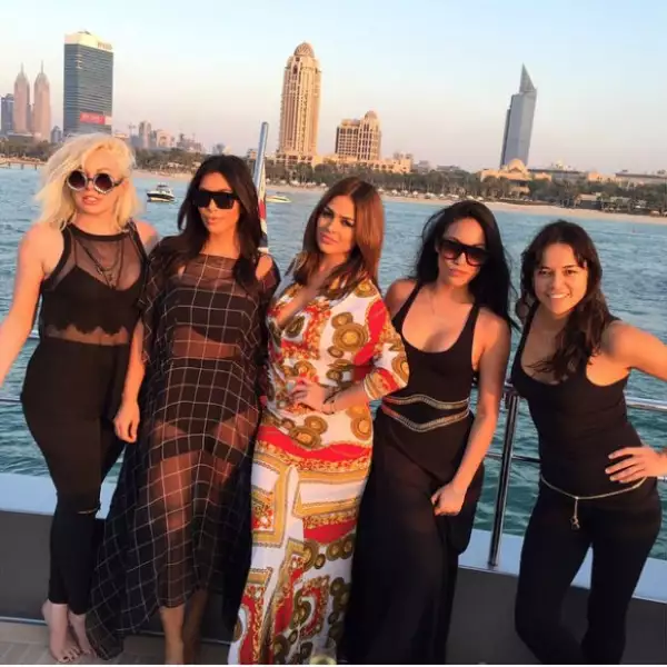 Kim, sus amigas y Michelle Rodriguez al puro estilo "Sex and the City 2".