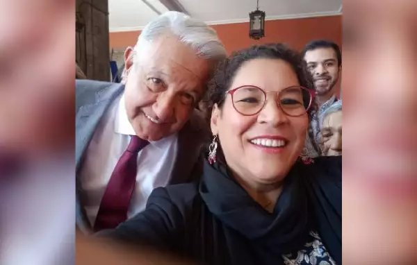 Lenia Batres y amlo.jpg