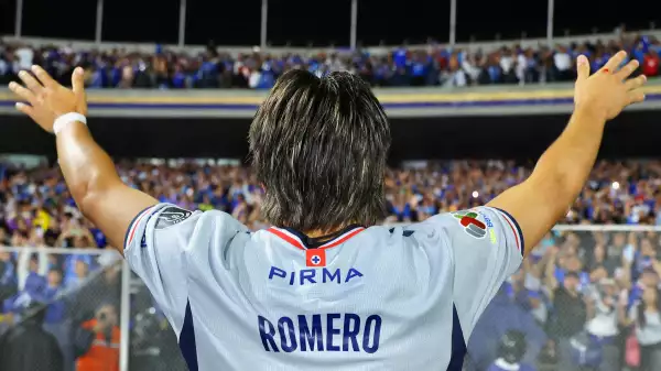 dueno-pirma-marca-cruz-azul