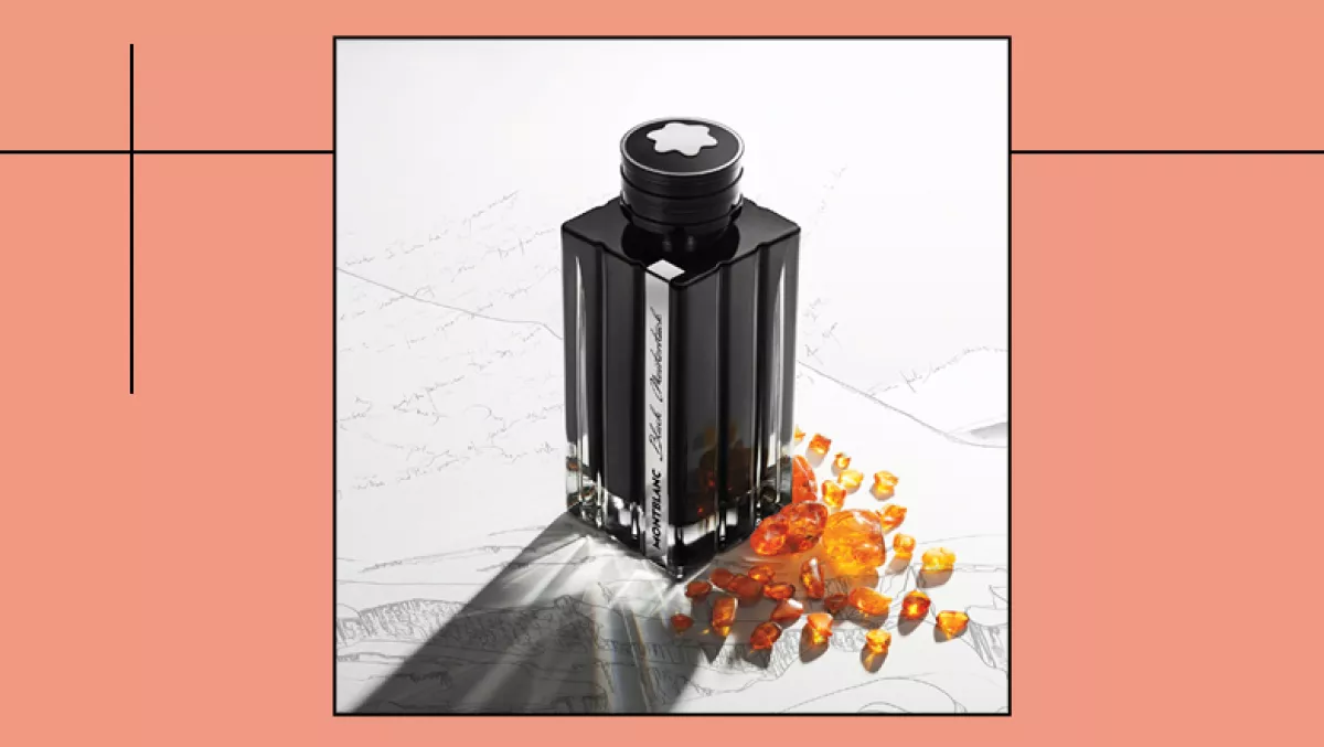 Foto de perfumes y productos de cuidado de la piel para hombres.