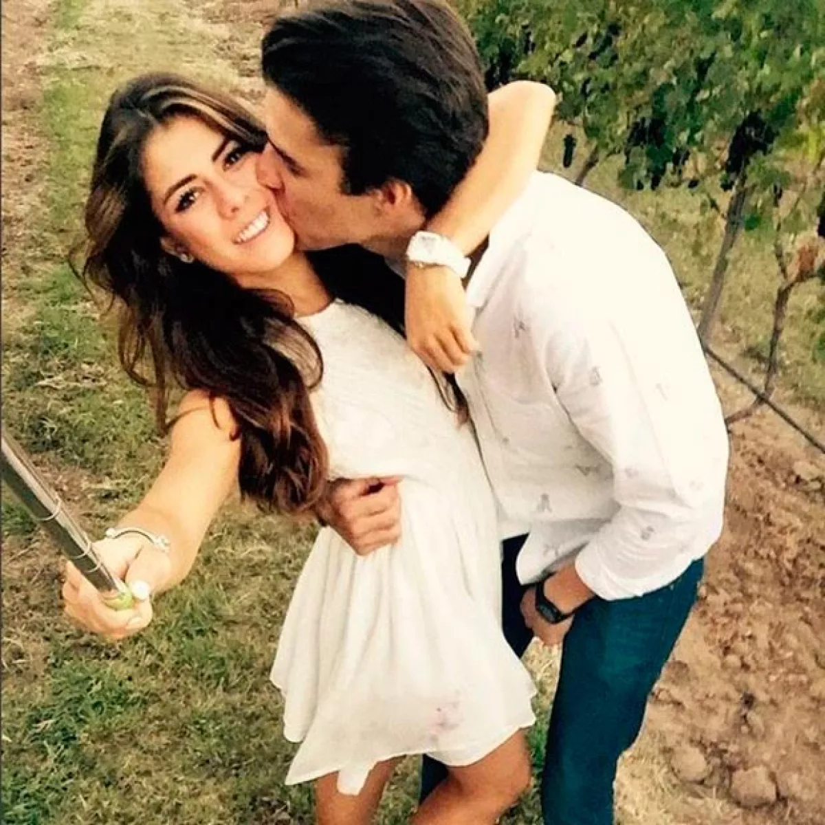 La joven de 20 años publicó una divertida fotografia en la que la vemos recostada en el suelo, siendo víctima de una ataque de besos de su novio Fernando Tena y sus mascotas.