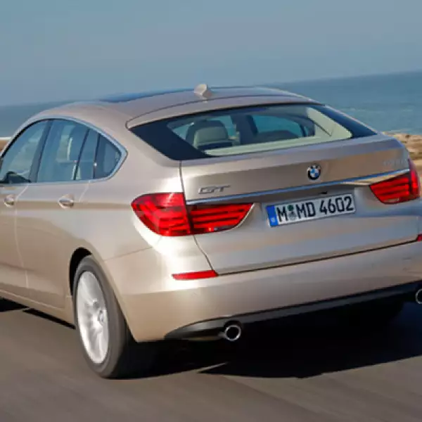 Este modelo llevan de fábrica una caja de cambios automática de ocho velocidades, hasta ahora únicamente montada en el modelo 760i.