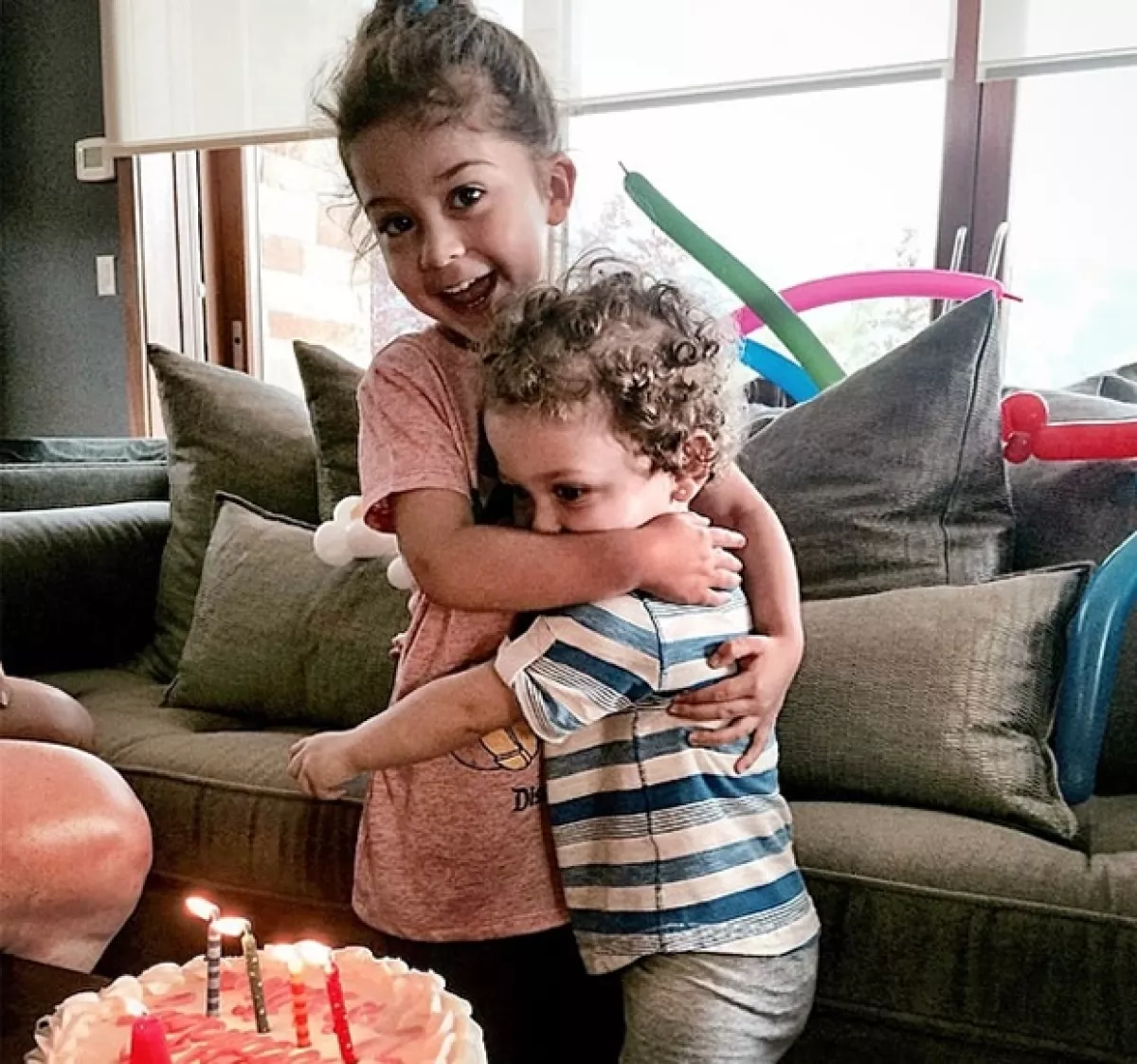 La pequeña Valentina apagó las velas del pastel junto con su hermana Mariaignacia.