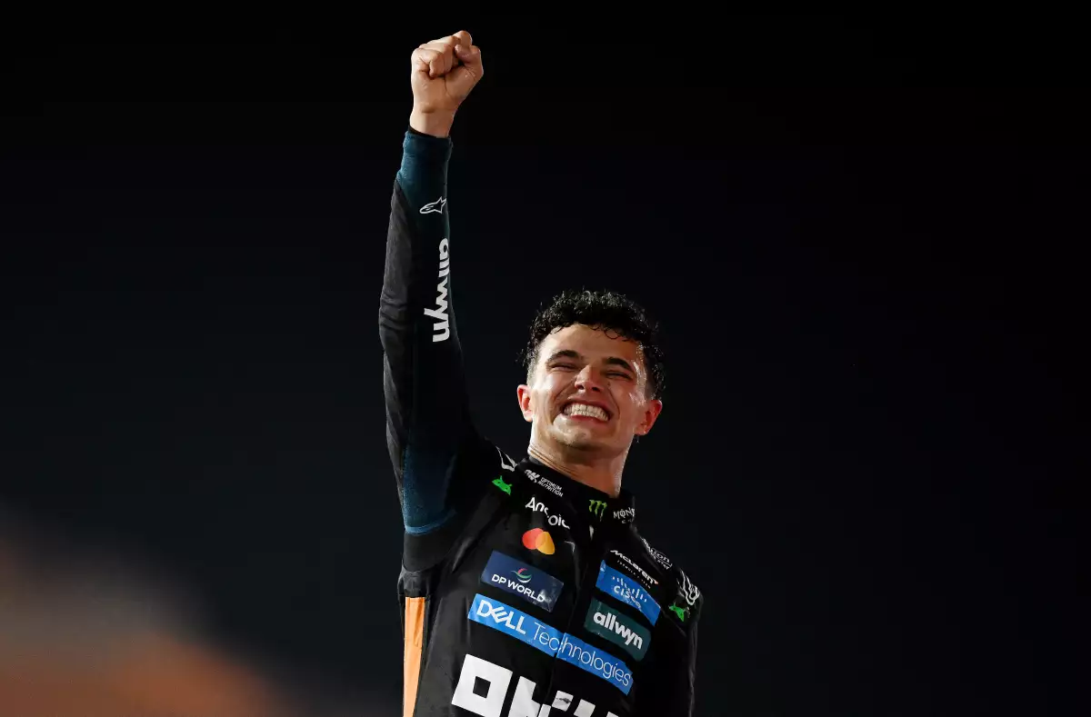 El piloto británico de McLaren, Lando Norris, campeón del mundo y tercero en la carrera, celebra en el podio al final del Gran Premio de Fórmula Uno de Abu Dhabi en el Circuito de Yas Marina en Abu Dhabi el 7 de diciembre de 2025.