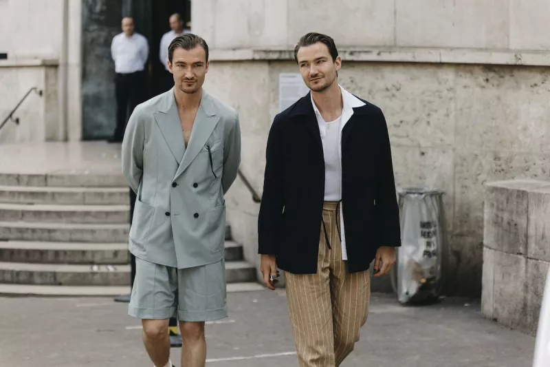 Hombres caminado con short y saco. 