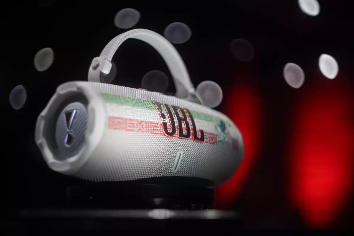 Bocina de la marca JBL que forma parte de la colaboración de edición limitada con la Selección Mexicana