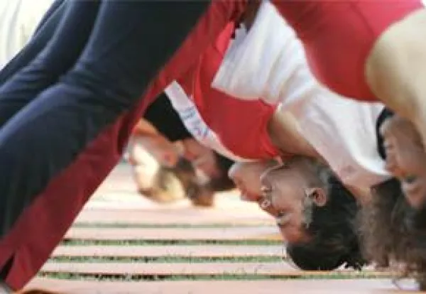 El saludo al sol es un movimiento básico de yoga.