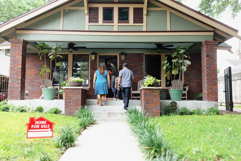 Trump amenaza con más aranceles a sus principales compradores de vivienda, como México.