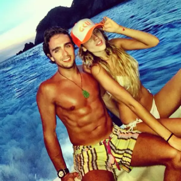 Eiza de vacaciones con amigos. `Beach days!!! ??? #goodtimes #friends #sun #yup´.