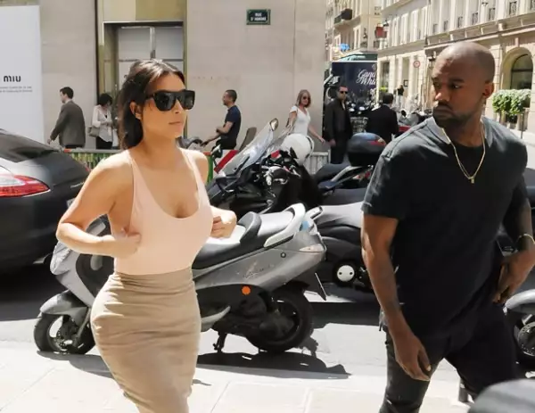 En muchas de las fotos se puede ver como Kim intentaba cubrir los lados de su top para que éste no se abriera de más.