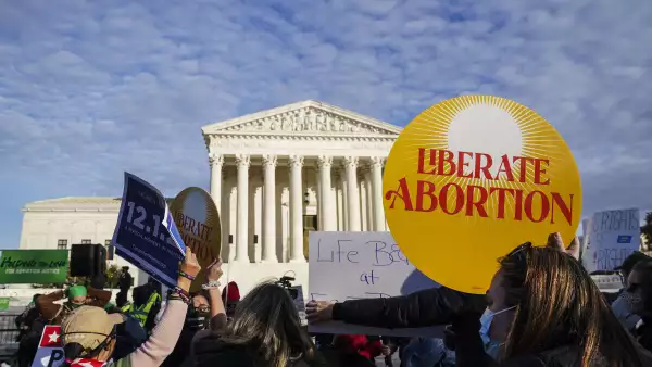 Corte Suprema de EU permite a tribunales federales impugnar ley sobre el aborto de Texas.