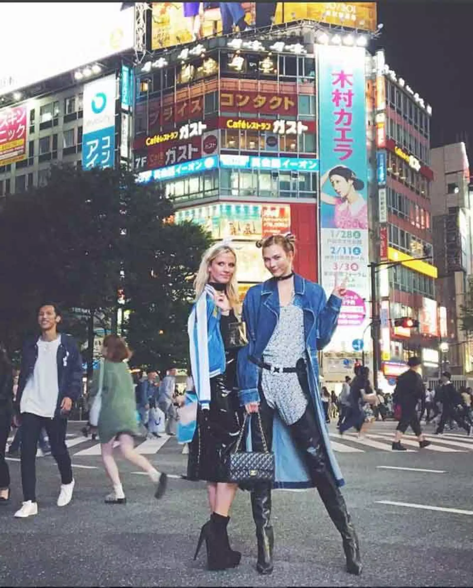 Kimby y Karlie Kloss en Japón