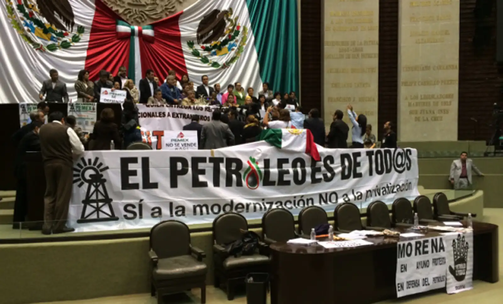 Tras la aprobación de la reforma, los diputados de izquierda que tomaron la tribuna en el Salón de Sesiones en San Lázaro levantaron su bloqueo y se retiraron.