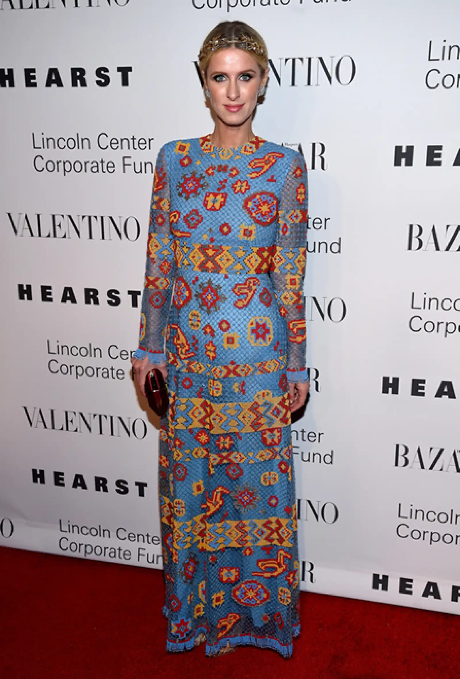 La heredera de los hoteles Hilton llegó a la fiesta de Valentino en un vestido de la colección Spring 16 de la firma italiana y lo complementó con el miniaudiére `Gaia´de Yliana Yepez.