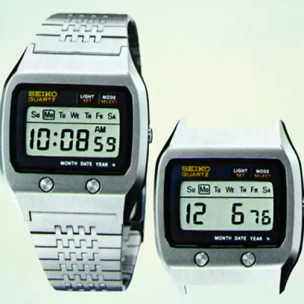 Lo llevó el agente 007 en The Spy Who Loved Me (1977). Bond podía recibir información y notificaciones del MI6 directo a su muñeca por medio de su avanzado reloj con pantalla de cristal líquido e impresora de cinta estilo ticker.