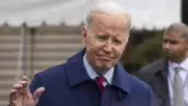 El presidente de Estados Unidos, Joe Biden, reacciona a cuestiones de periodistas momento antes de partir desde el jardín sur de la Casa Blanca en Washington, DC. 