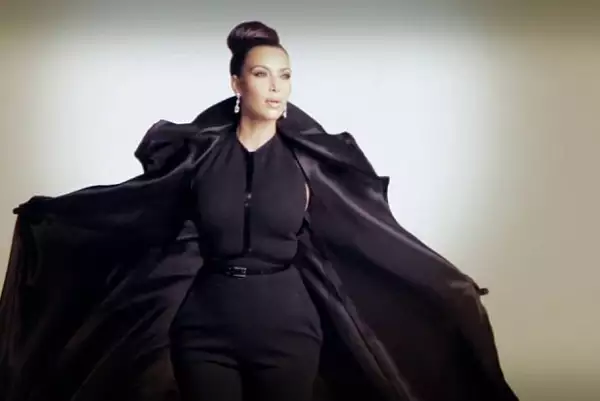 A pesar de ser un foto shooting distinto Kim nunca dejó de proyectar la sensualidad que la caracteriza.