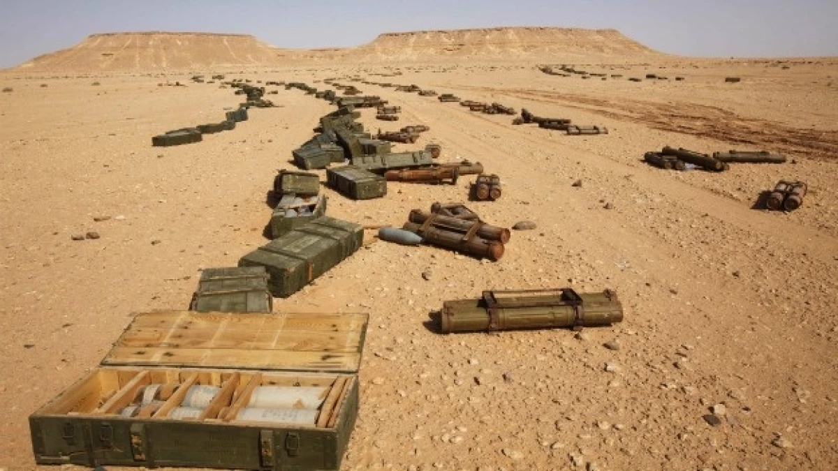 armas de combatientes en el desierto de libia