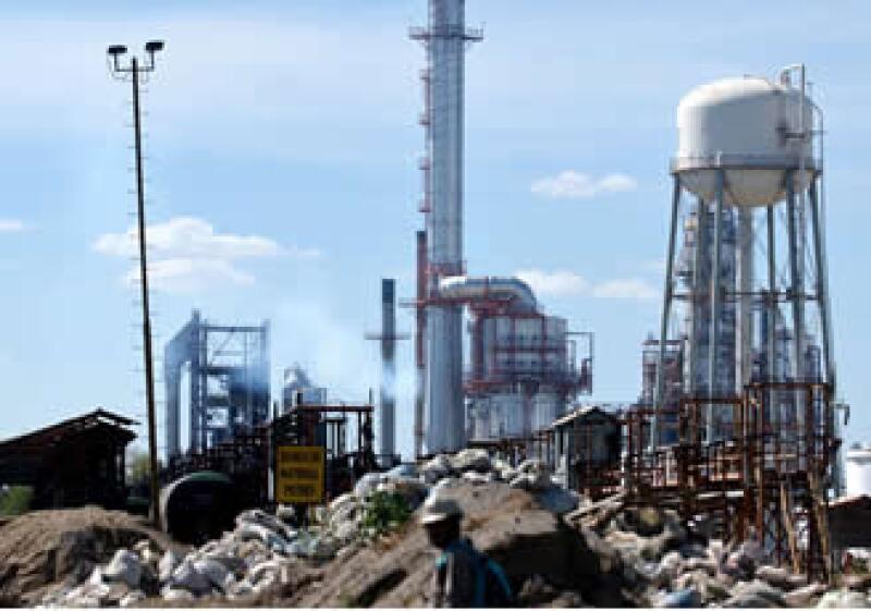 La nueva refinería que construirá Pemex requerirá una inversión superior a los 9,000 mdd. (Foto: Archivo AP)