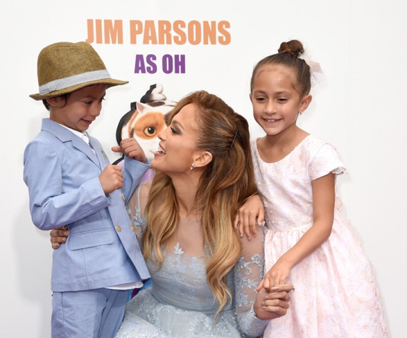 ¡Qué tiernos! Jennifer Lopez estuvo muy al pendiente de sus hijos Max y Emme en la premiere de "Home".