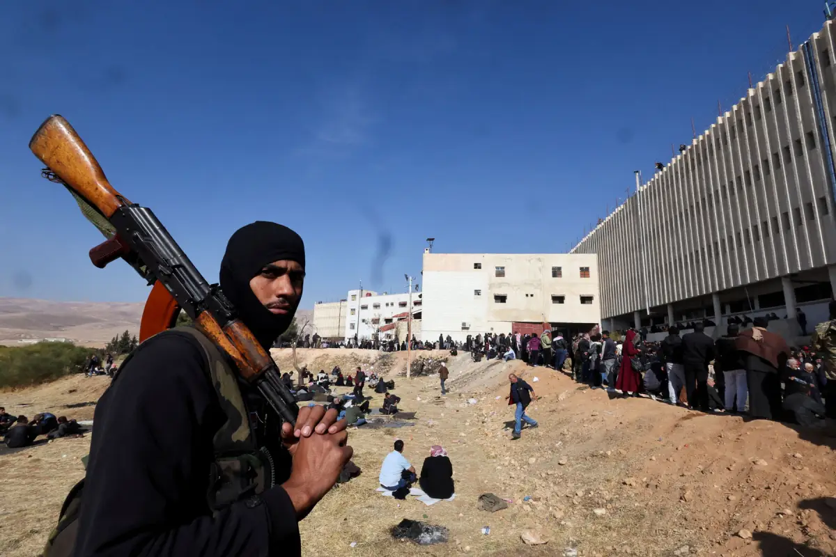 Un luchador rebelde observa cómo se lleva a cabo la búsqueda de prisioneros en la prisión de Sednaya, después de que los rebeldes se apoderaran de la capital y anunciaran que habían derrocado al presidente Bashar al-Assad en Sednaya, Siria, el 9 de diciembre de 2024.