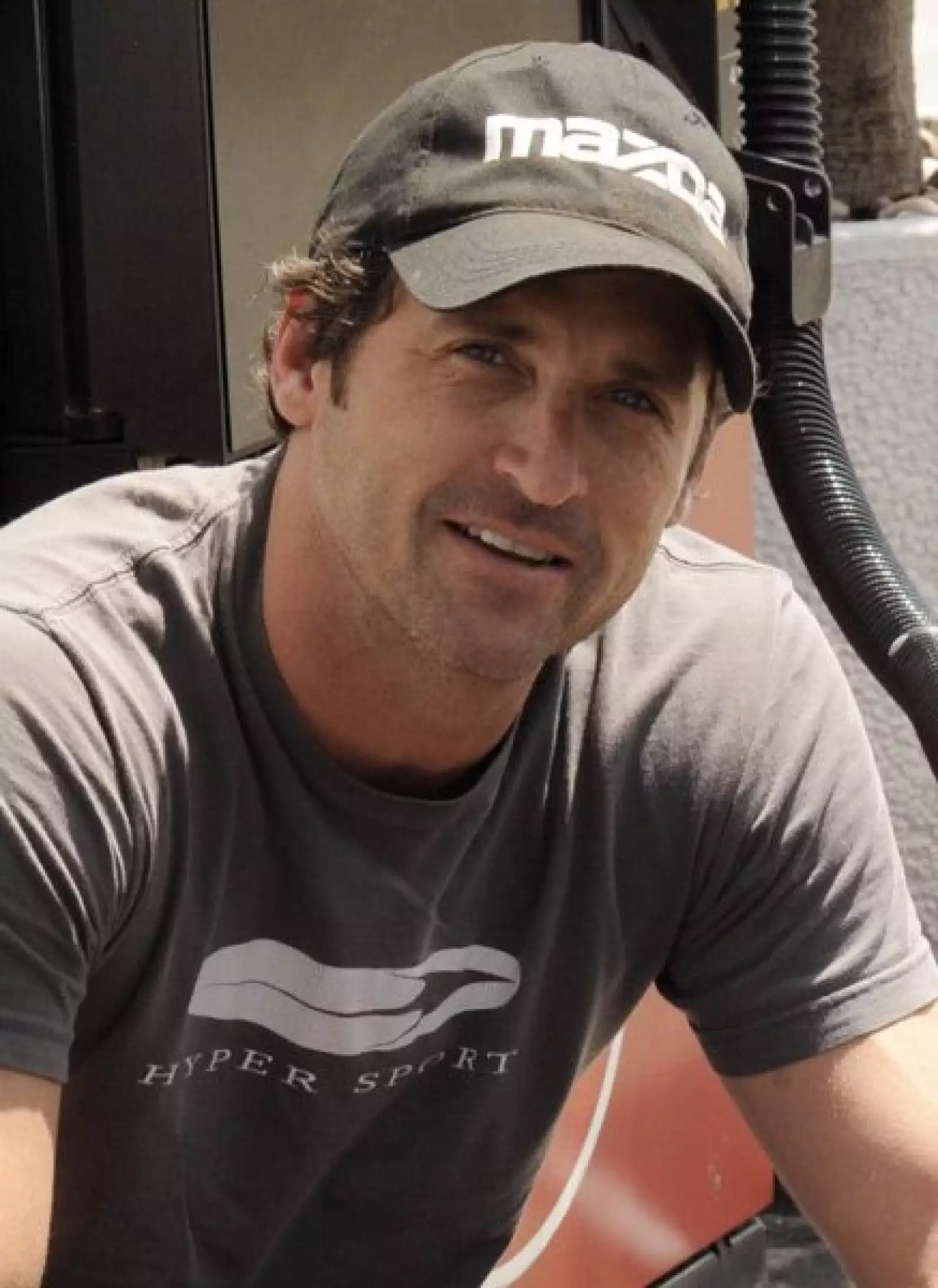 A diferencia de muchos actores, Patrick Dempsey siempre se muestra sonriente ante las cámaras de los fotógrafos, aquí posó cuando lo encontraron en una gasolinera de Brentwood, California mientras llevaba a lavar su Porsche.