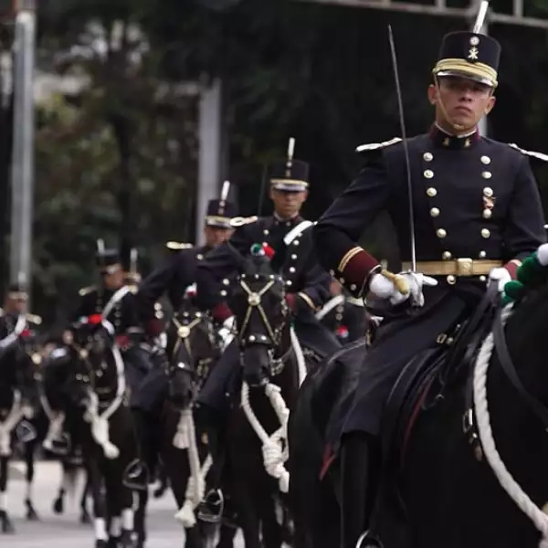 Cadetes montando sus caballos por las calles del Distrito Federal