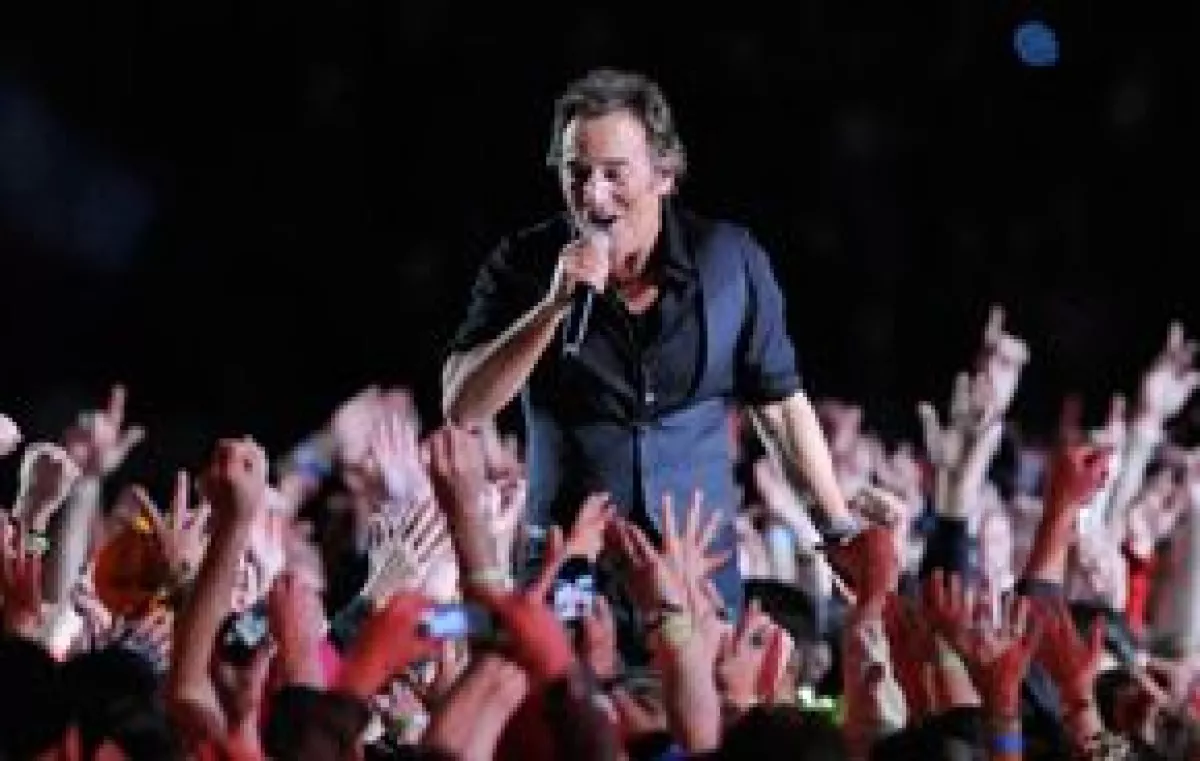 Durante el medio tiempo del evento deportivo, el rockero, acompañado de su E Street Band, tocó tres temas y dio un adelanto de lo que será su próxima gira.