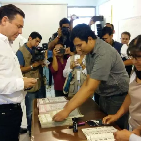 Eugenio Hernández, exgobernador de Tamaulipas, acudió a votar este domingo  e incluso reveló por quiénes favoreció con su voto. Hernández es requerido por la Administración para el Control de las Drogas (DEA) por supuestamente operar un sistema de lavado de dinero.