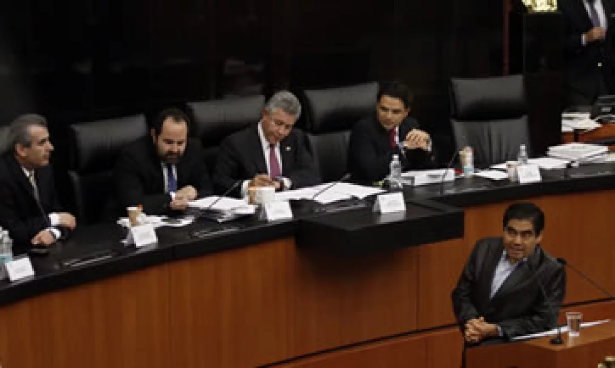 Barbosa (abajo a la derecha) acusó a legisladores de otros partidos de evadir una discusión de fondo. (Foto: Cuartoscuro)