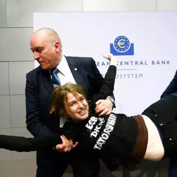 La mujer fue detenida y se reanudó el acto oficial con el economista.