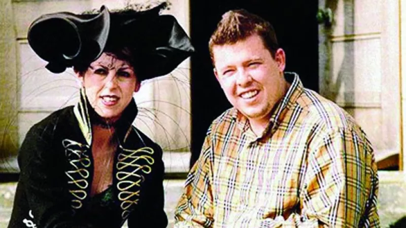 Se suicidó en el vestidor de su casa. Una nota encontrada por la policía es el punto final de su vida. El chico humilde de Londres deja de disfrutar a los 40 años las mieles del éxito como diseñador.