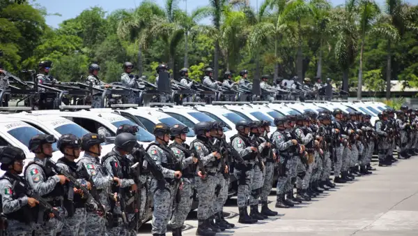 En la imagen, elementos de seguridad desplegados para reforzar al municipio