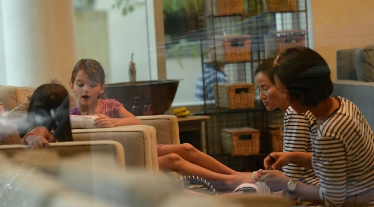 Suri disfrutó la compañía de otra niña de edad similar.