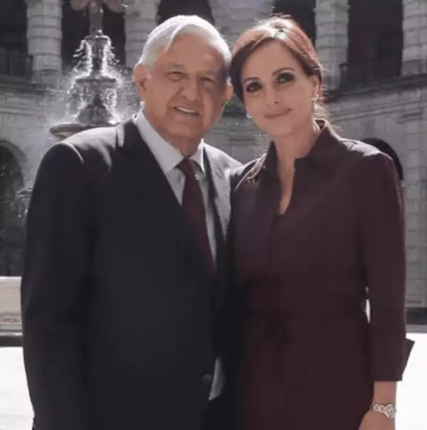 En 2021, la senadora Lilly Téllez compartió un par de fotografías con la leyenda "dos decisiones equivocadas": una con Santiago Abascal y la otra junto a López Obrador. Foto: Tomada de Twitter @LillyTellez