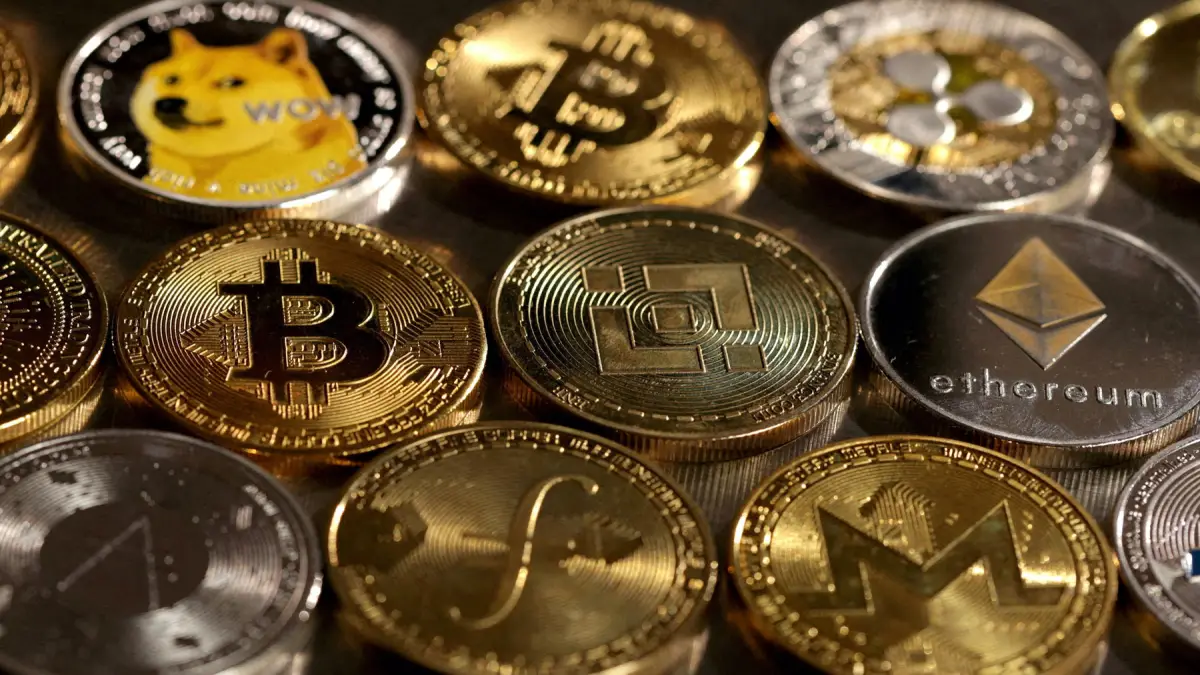 monedas con logos de criptomonedas sobre billetes 