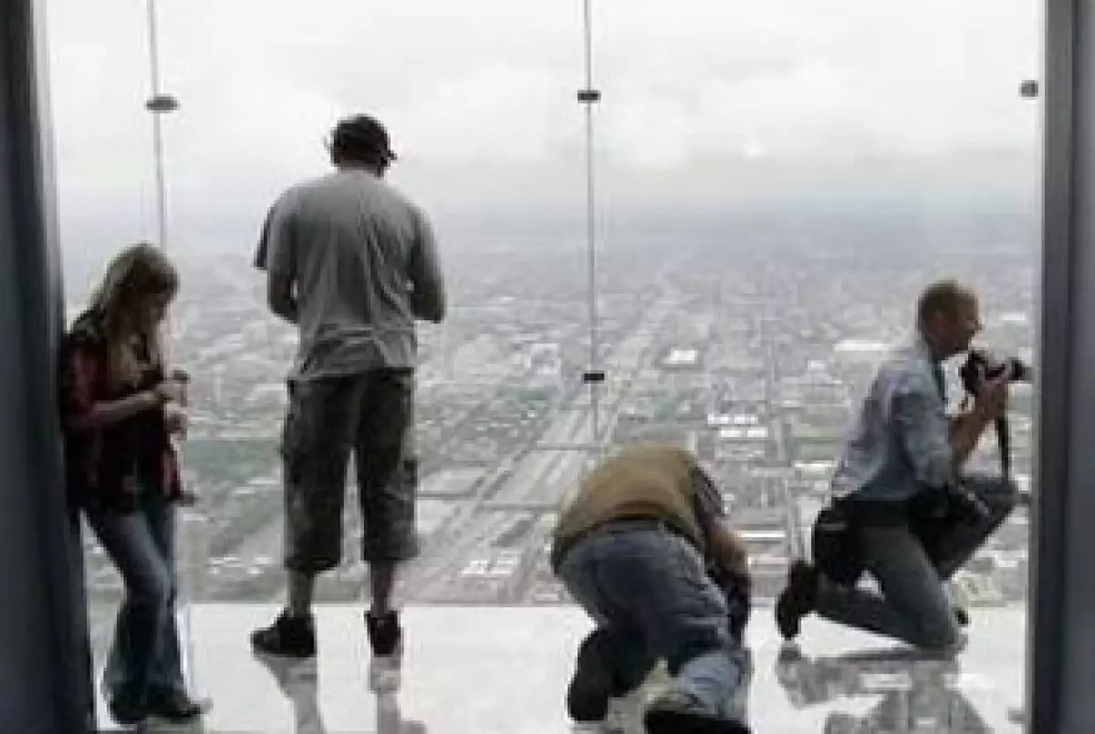 El balcón The Ledge en la Torre Sears se encuentra en Chicago, ciudad famosa por sus rascacielos. (Foto: Reuters)