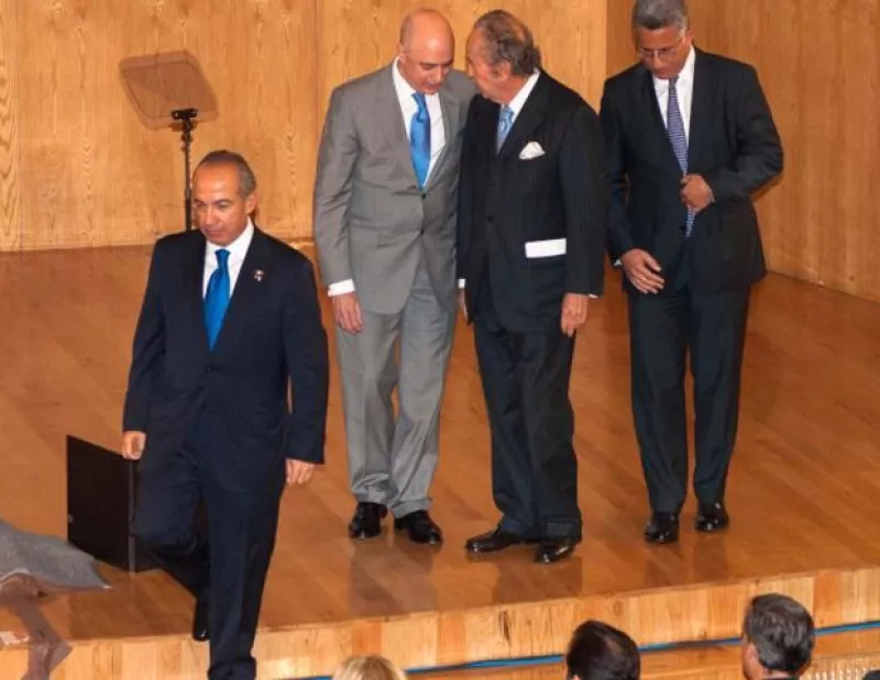 El actual mandatario fue reconocido por ser el primer Presidente de México egresado del ITAM, mientras un grupo de ex alumnos protestaron a las afueras de la institución.