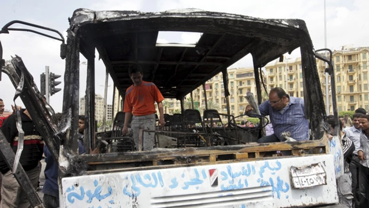 autobus calcinado en la plaza tahrir