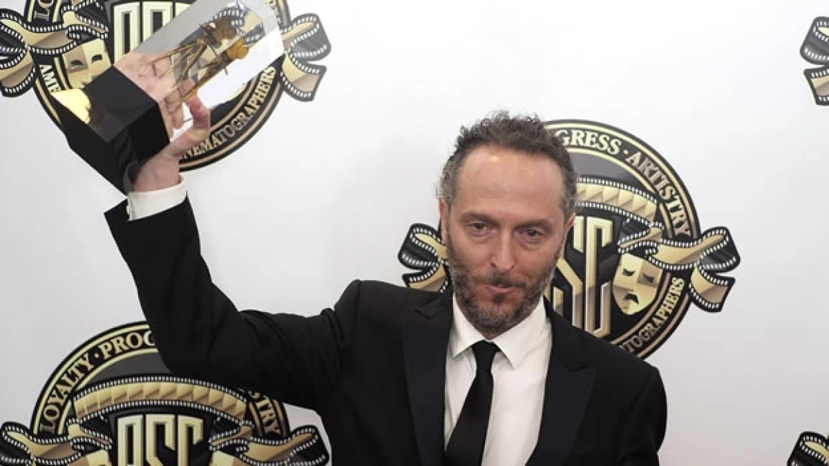 El cinefotógrafo mexicano Emmanuel el Chivo Lubezki con su premio a Mejor Cinematografía en los premios ASC