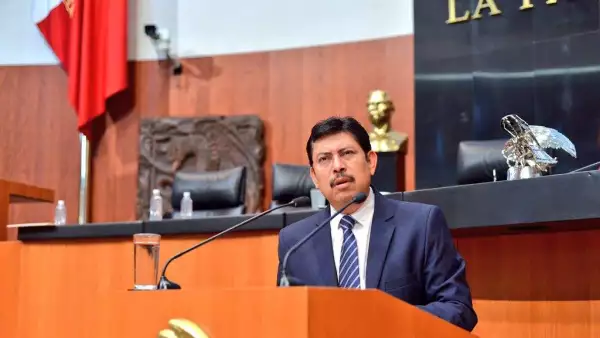 El senador se encontraba realizando actividades proselitistas a favor de la candidata a la gubernatura Blanca Alcalá cuando fue interceptado por policías municipales y "encapuchados" en Teziutlán.