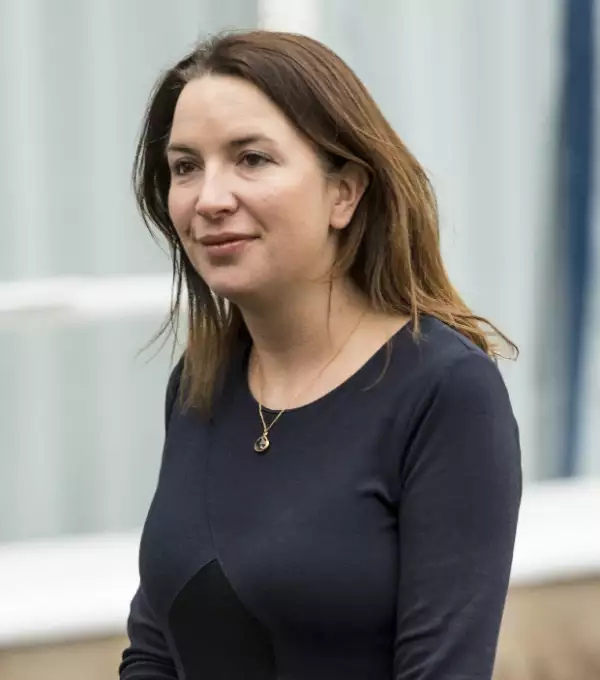 Ella, Becca Deacom, es la sectretaria y asistente personal de la Duquesa de Cambridge. Ella la acompaña siempre a todos lados.