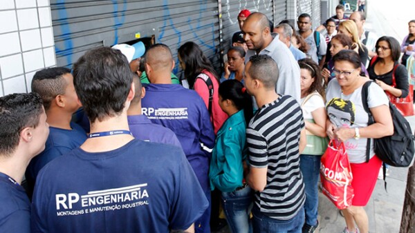 Los compradores se agolpan frente a las tiendas antes del inicio del "Viernes Negro" en Sao Paulo. El próximo 1 de diciembre, los os moteles para parejas de ese país lanzaran ofertas al estilo "Black Friday" estadounidense.