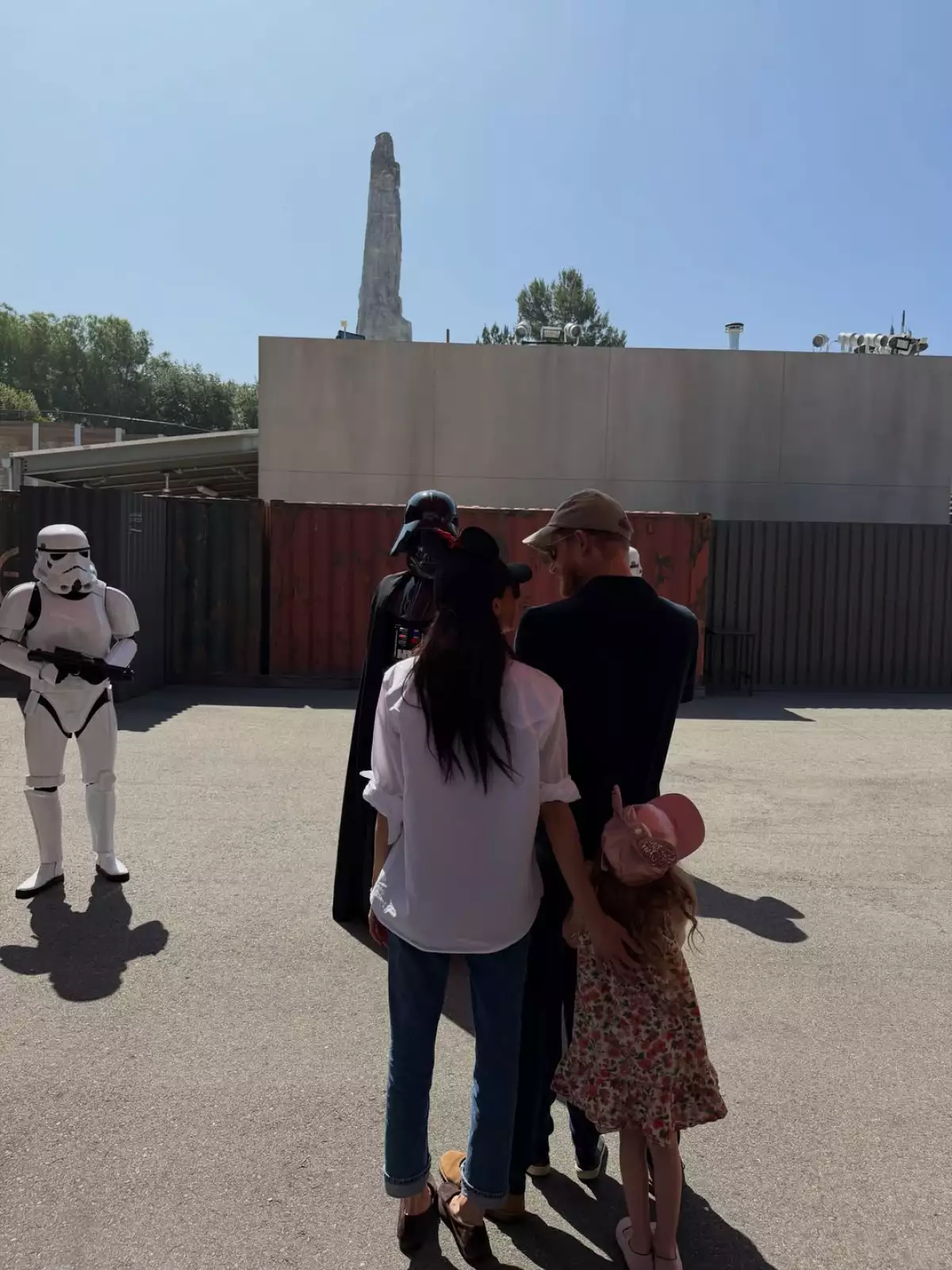 meghan-markle-mama-disneyland.jpg